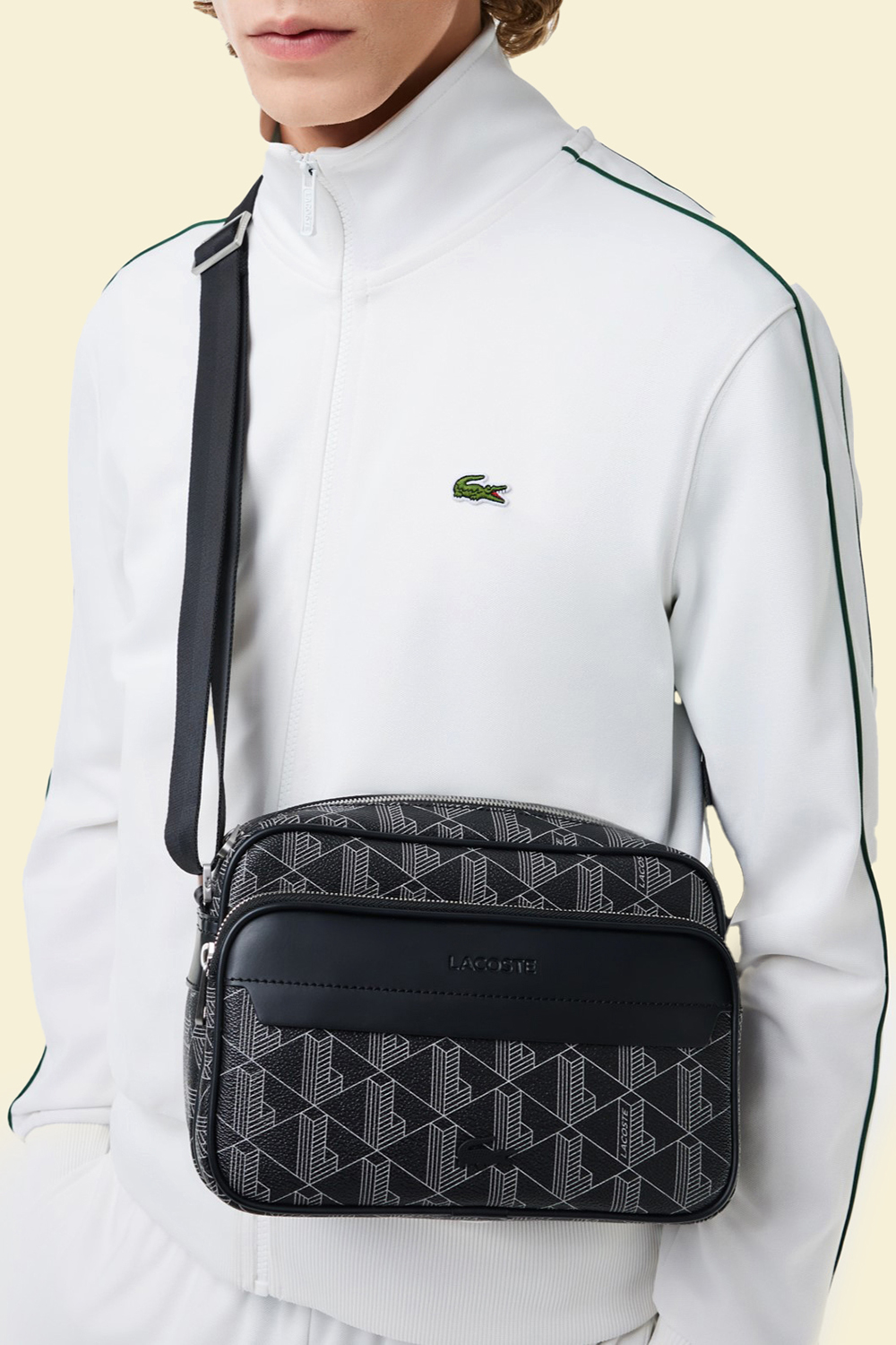 תמונת כל הלוק של תיק כתף